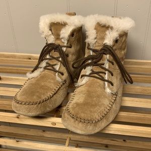 UGG chickadee Moccasin Chestnut Shearling Lace Up Sz 8 Women’s Ankle Boots